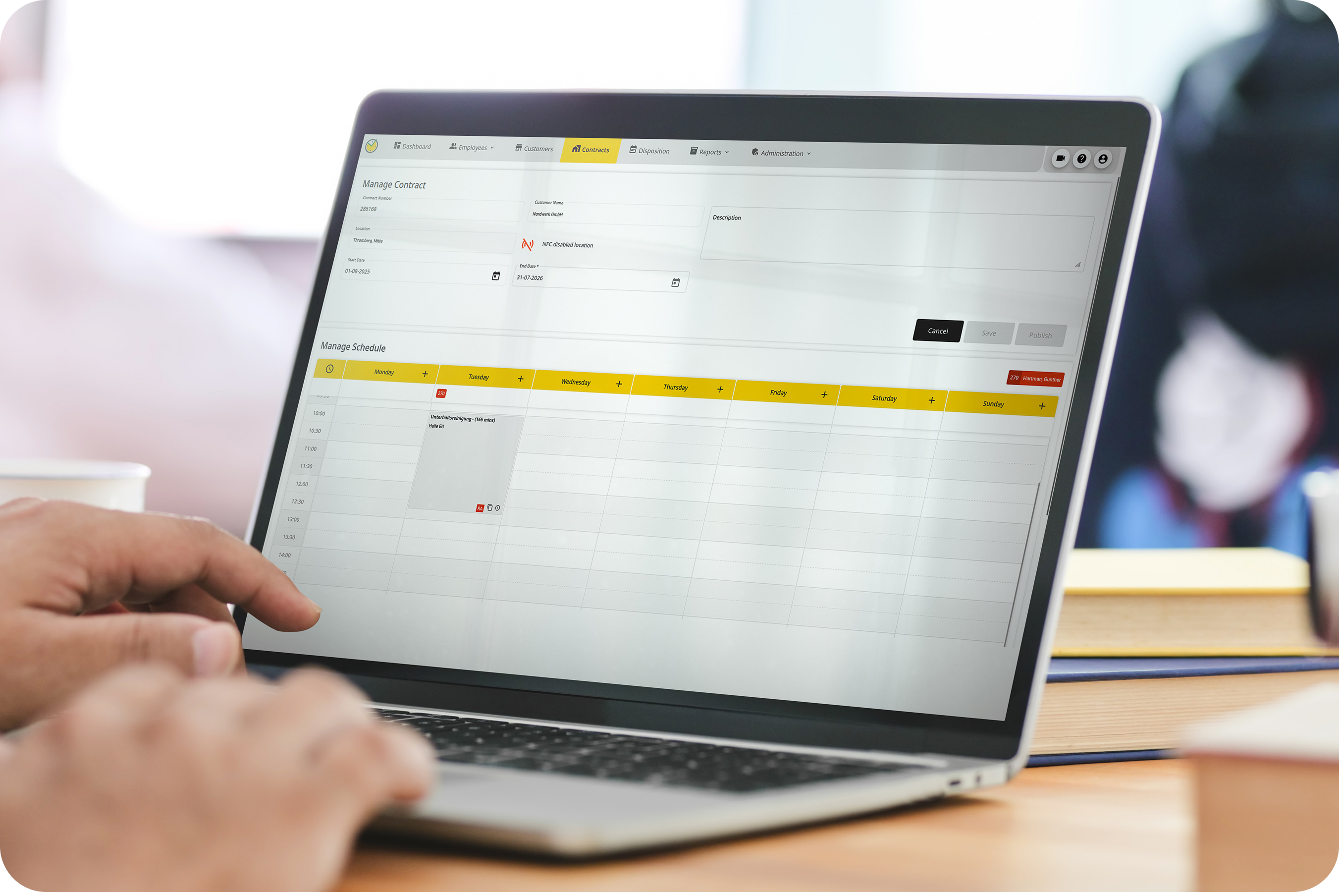 YellowTime Vertragsmanagement am Laptop